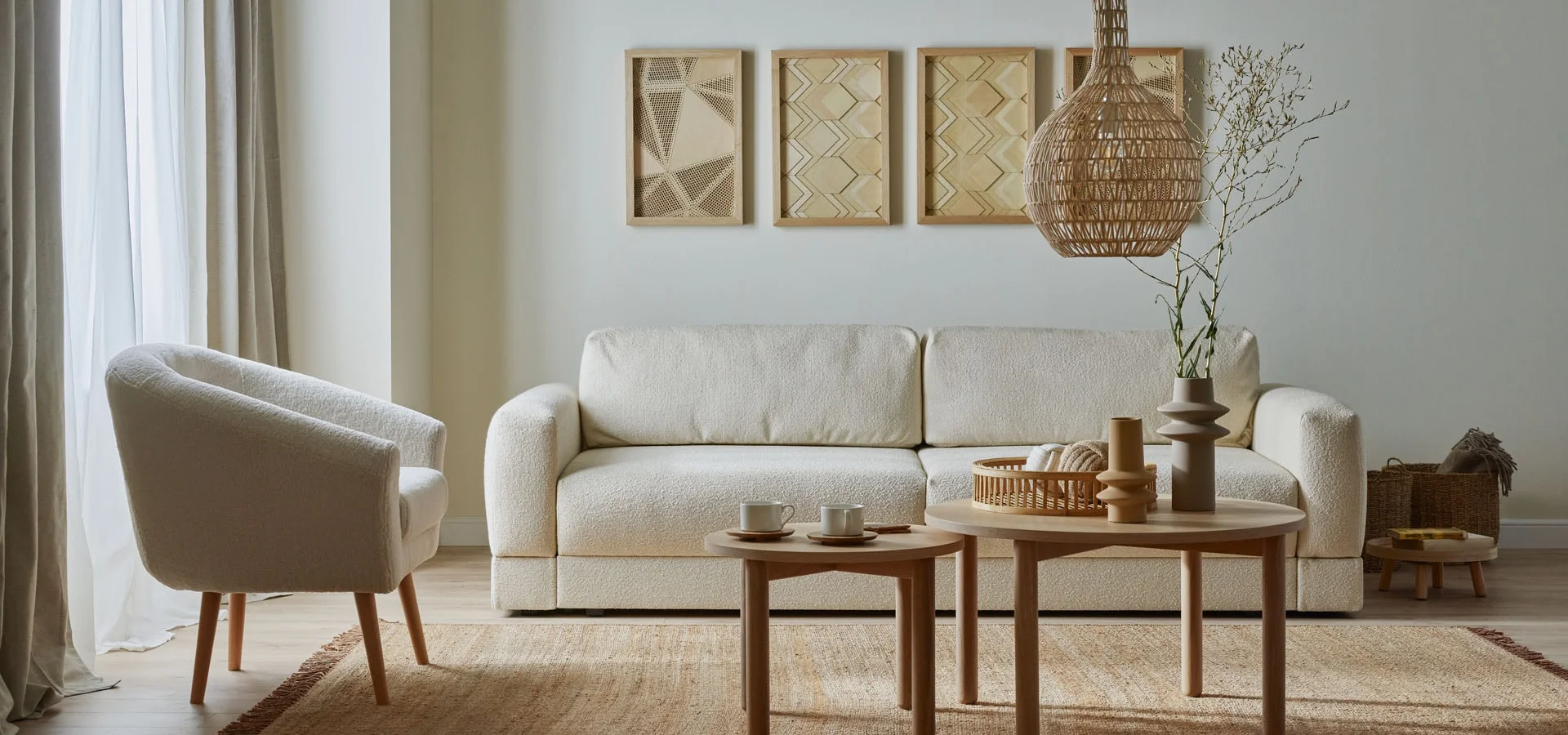 Jasny salon z beżową sofą i drewnianymi stolikami
